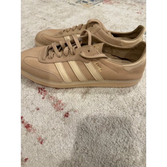 Athletic_Shoes